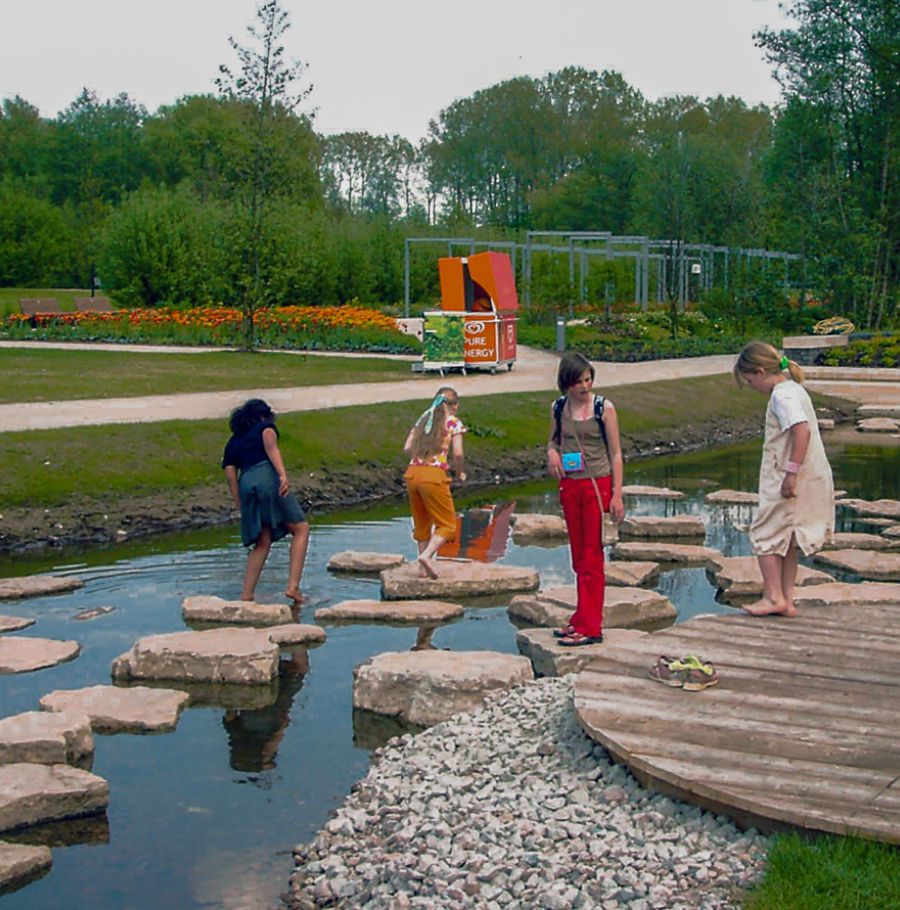 Kinder spielen auf der Steinfels-Installation auf dem Wasser