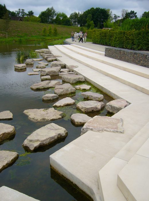 Steinfels-Installation als Übergang vom Wasser zur Abschlusskante des Kanals