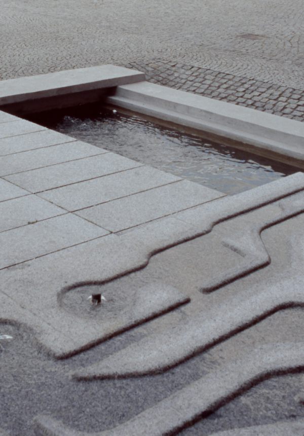 Detailansicht der Wasser-Installation auf dem Gelände